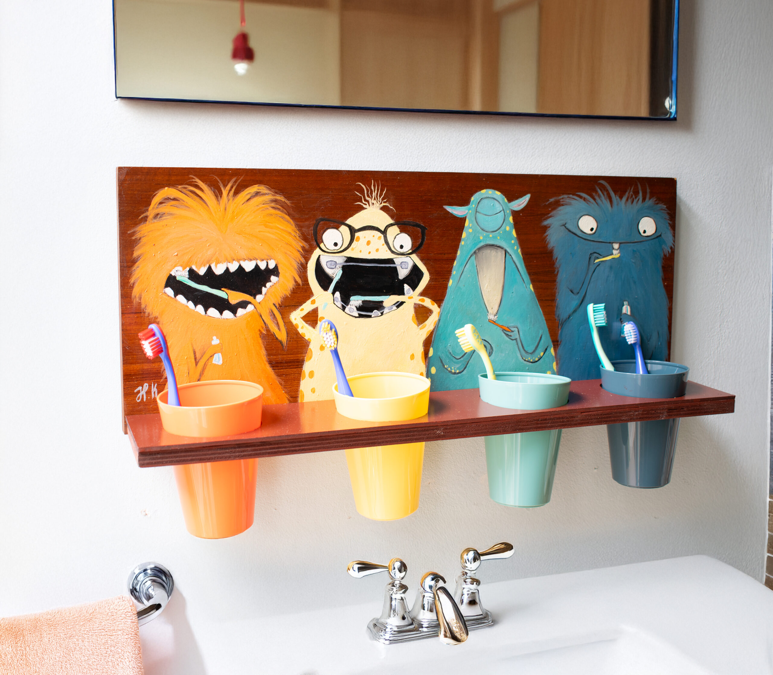 Wandregal mit Zahnputzbechern im Monster-Design
Zum Shop